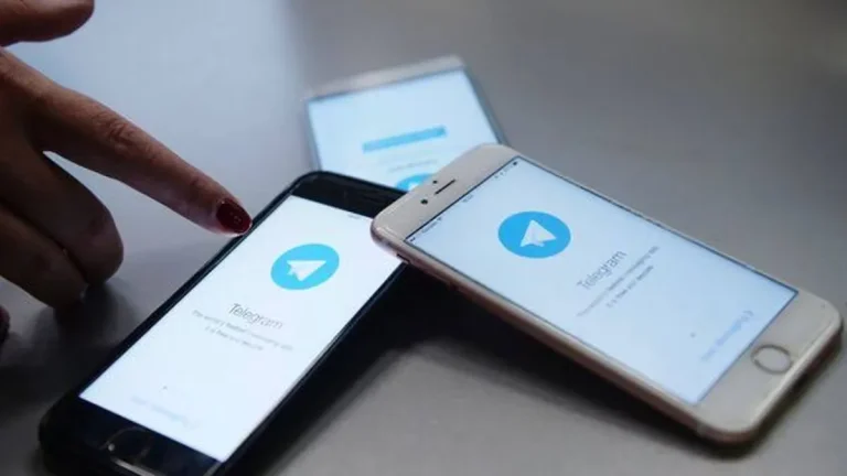 Celulares com o Telegram aberto